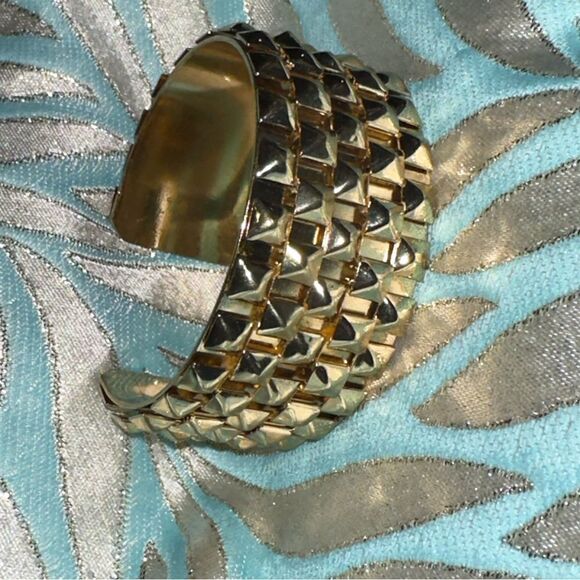 Vintage goldtone metal pyramid cuff bracelet elegant sophisticated - Picture 3 of 11